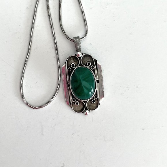 925 Sterling Silver Italy Chain Vintage Scroll Style Green Cabochon Pendant - Picture 3 of 7